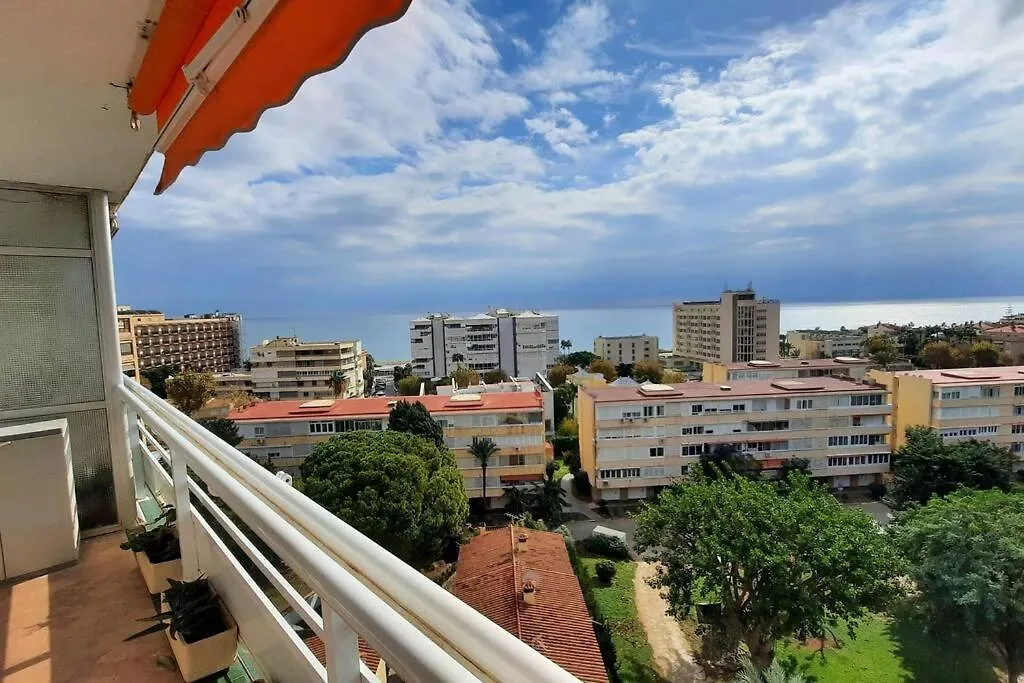 Carihuela 1 Bed Luxury Apartment Торремолинос