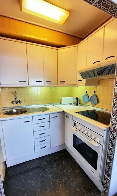 Carihuela 1 Bed Luxury Apartment Торремолинос